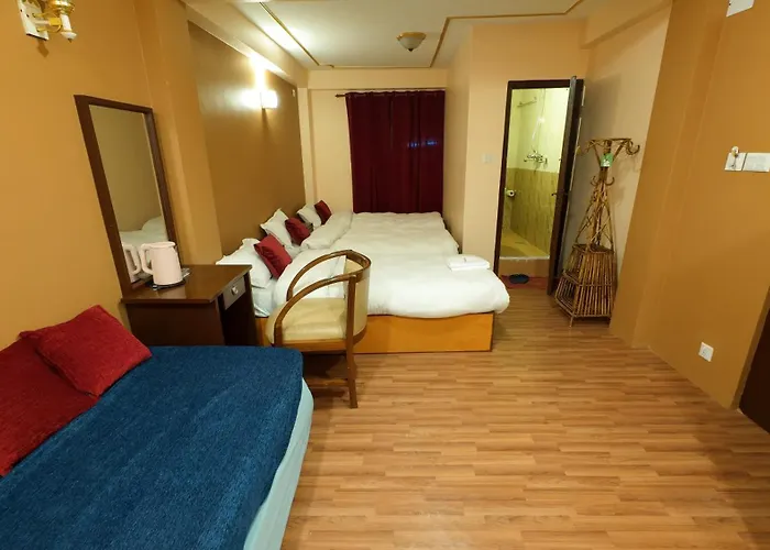Hotel Triratna 2*