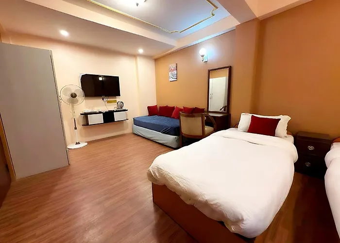 Hotel Triratna 2*